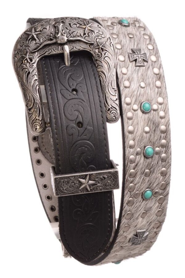A close up of a belt with a buckle